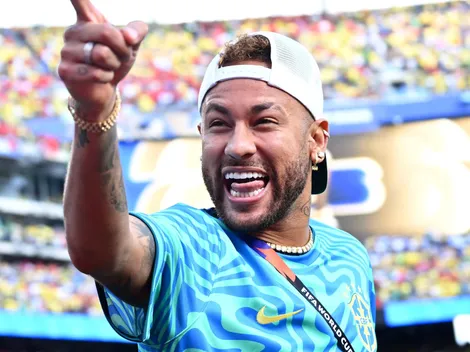Neymar volta a treinar em campo pela Seleção