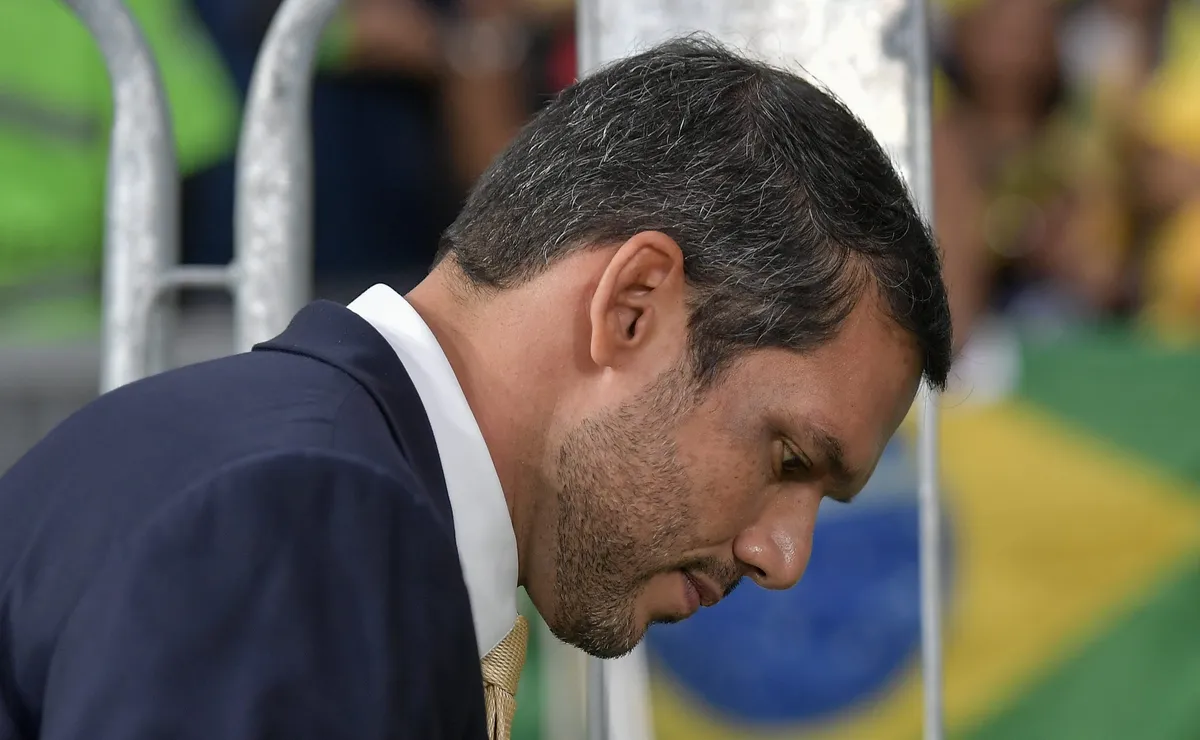 Samir Xaud fica completamente abatido após vazamento de traição e deixa a concentração da Seleção
