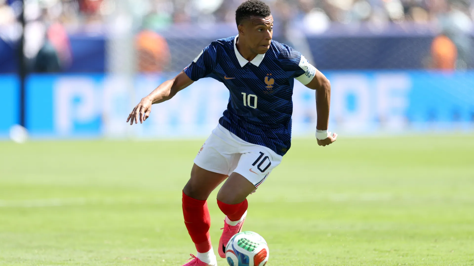 Mbappé foi um dos destaques da França na estreia da Copa do Mundo – Foto: Al Bello/Getty Images