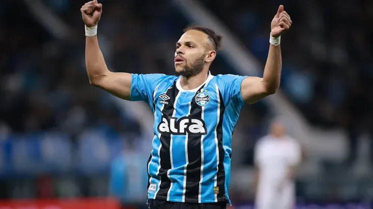 © Maxi FranzoiMartin Braithwaite, jogador do Grêmio, comemora seu gol durante partida contra o Fortaleza no estadio Arena do Gremio pelo campeonato Brasileiro A 2025. Foto: Maxi Franzoi/AGIF