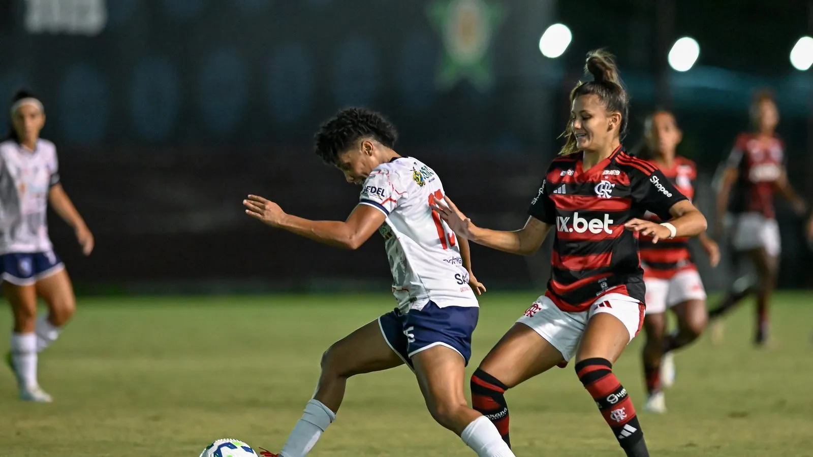 Jogadoras do Flamengo e Instituto 3B em campo pelo Brasileirão Feminino 2025