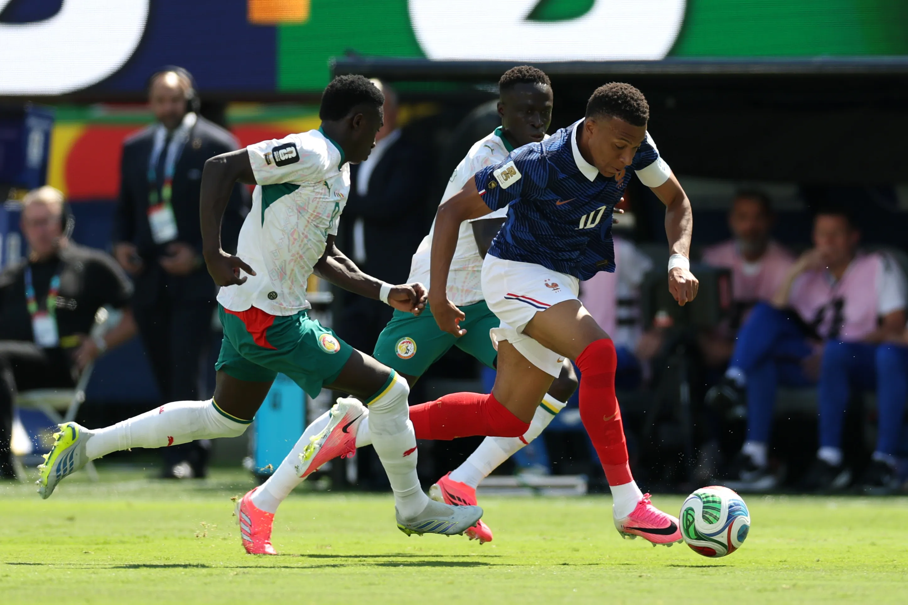 Mbappé marca dois contra Senegal. Foto: Al Bello/Getty Images.