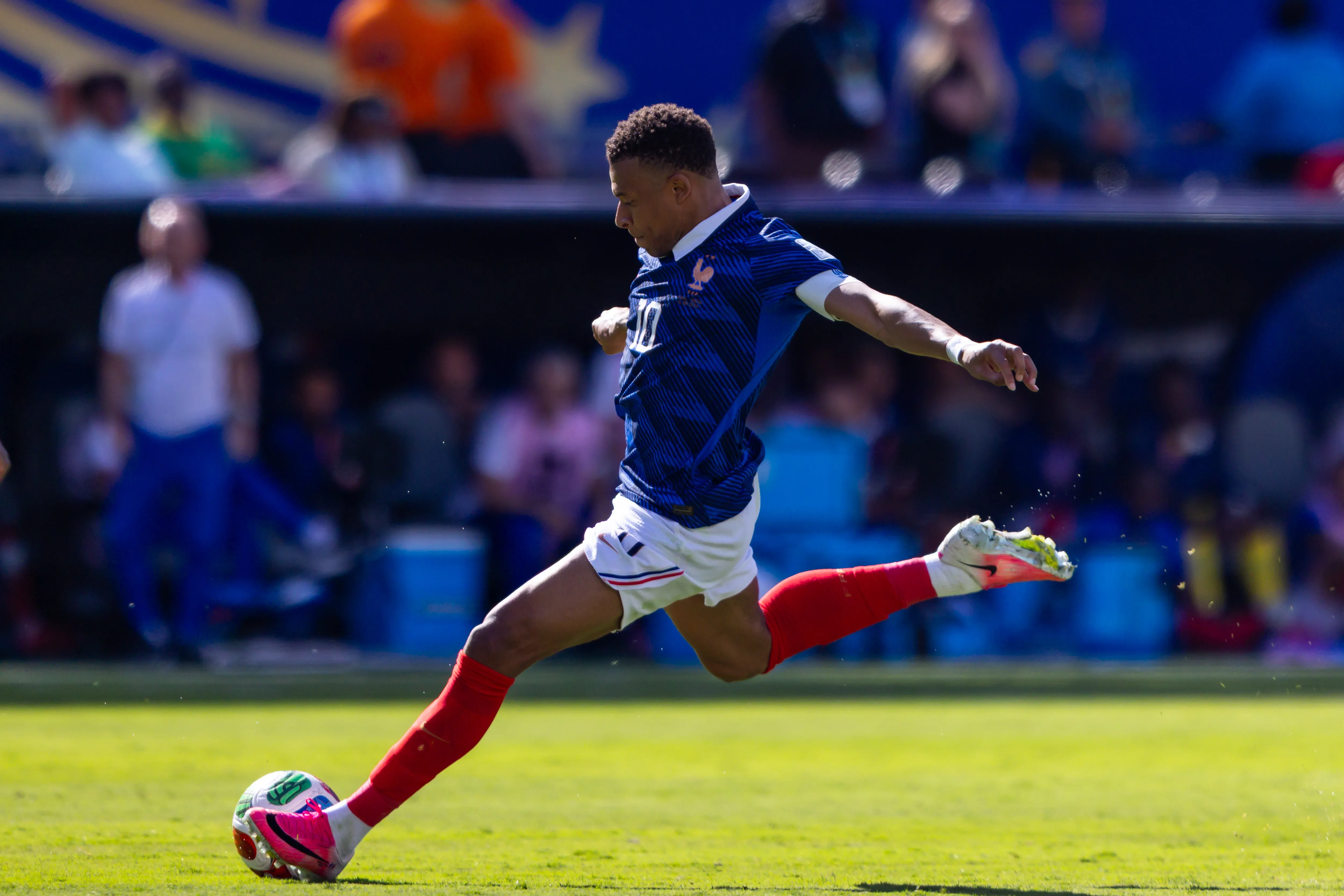 ESTADOS UNIDOS – NOVA YORK – 16/06/2026 – COPA DO MUNDO 2026, FRANCA X SENEGAL – Mbappe jogador do Franca chuta para marcar seu segundo gol durante partida contra o Senegal no estadio MetLife Stadium pelo campeonato Copa Do Mundo 2026. Foto: Rodolfo Buhrer/AGIF