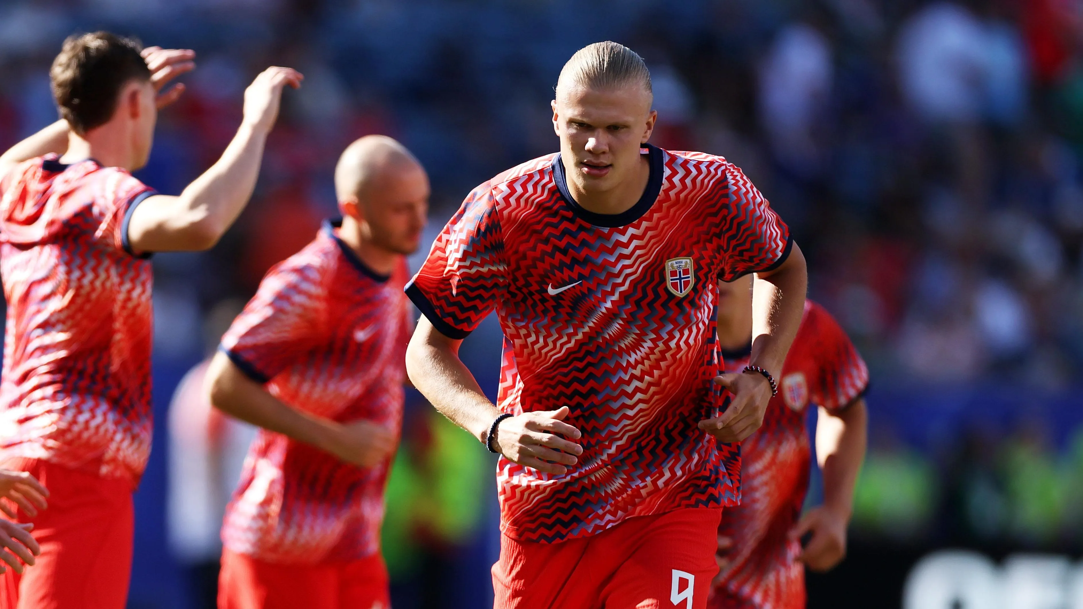 Foto: Justin Setterfield/Getty Images – Camisa 9 da Noruega durante aquecimento antes do jogo.