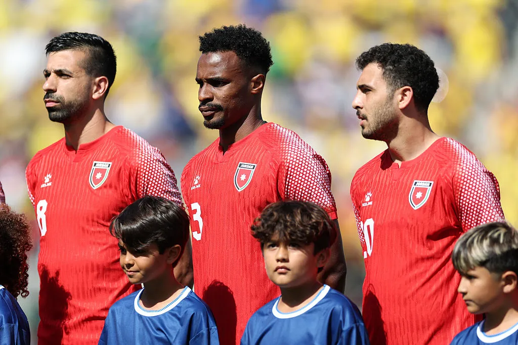 Noor Al-Rawabdeh, Abdallah Nasib e Mousa Al-Tamari, da Jordânia, se alinham antes do amistoso internacional entre Jordânia e Colômbia. (Photo by Mike Nowak/Getty Images)