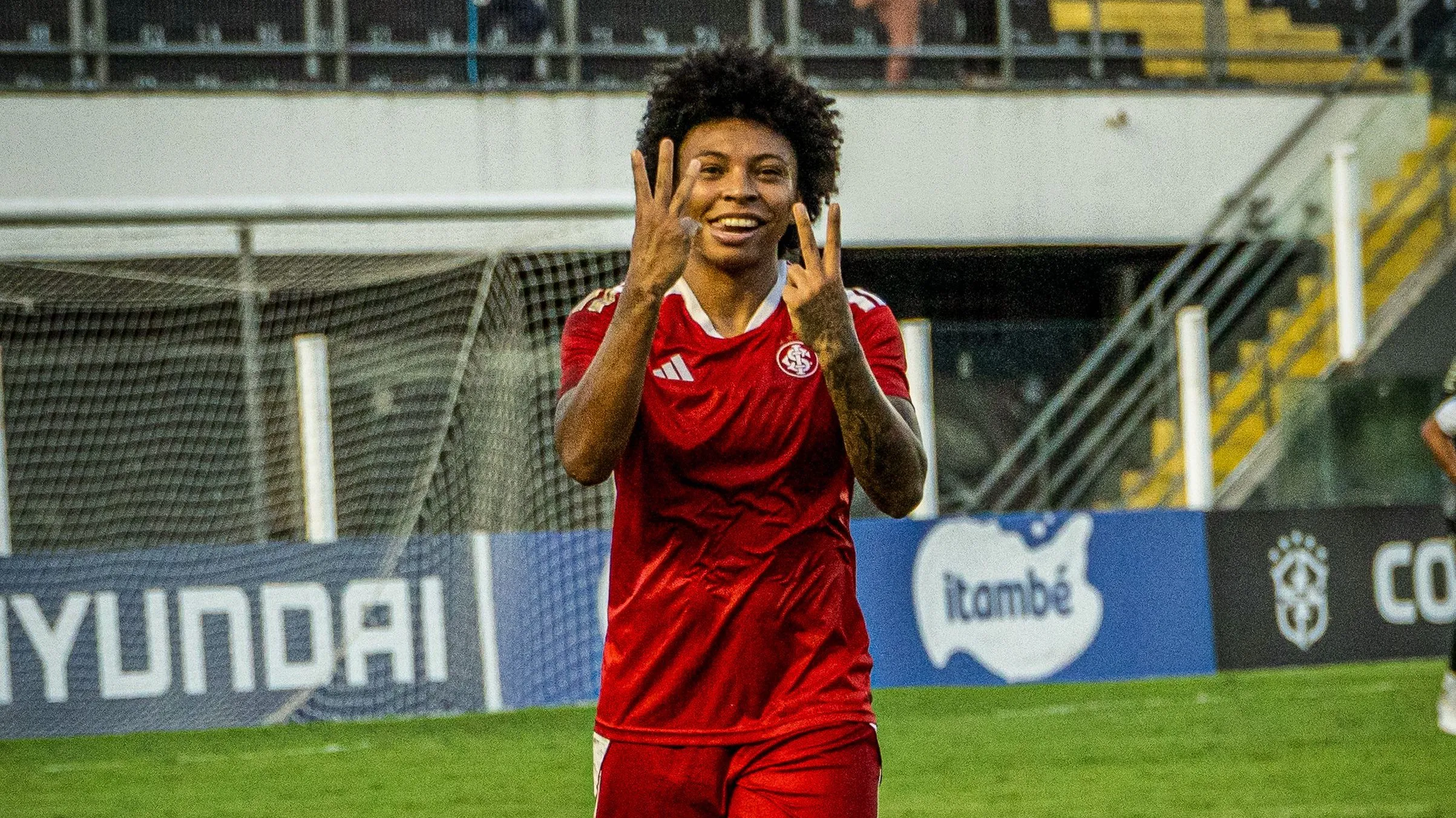 Valeria, atacante do Internacional, celebra gol