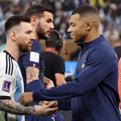 Deschamps avalia duelo Mbappé x Messi pela artilharia