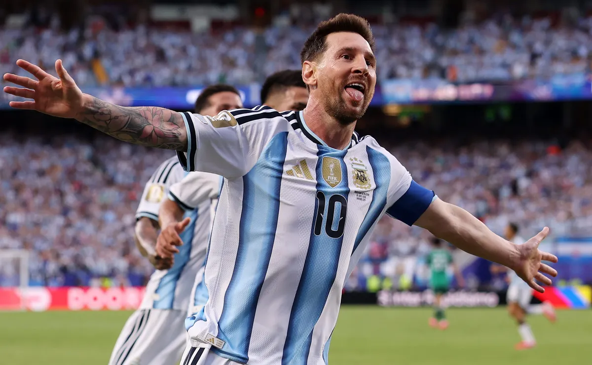 Com hat-trick de Messi, Argentina vence Argélia e estreia com vitória na Copa do Mundo