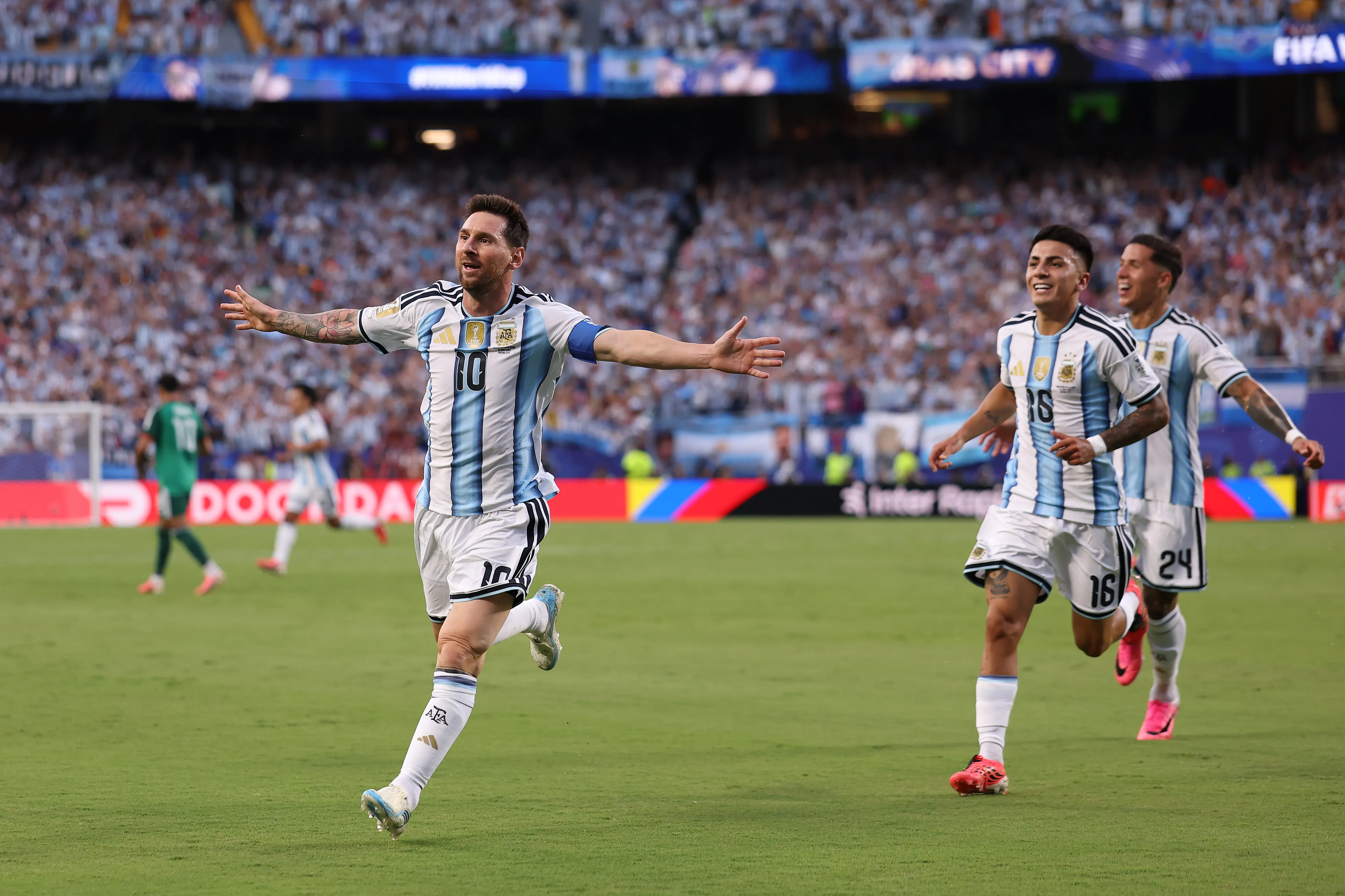 Lionel Messi, camisa 10 da Argentina, comemora o primeiro gol de sua equipe durante a partida do Grupo J da Copa do Mundo da FIFA 2026 entre Argentina e Argélia. (Photo by Charlotte Wilson/Getty Images)