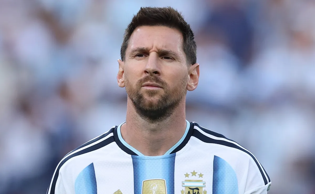 Messi entra para história, mas quase foi expulso na estreia da Argentina na Copa do Mundo