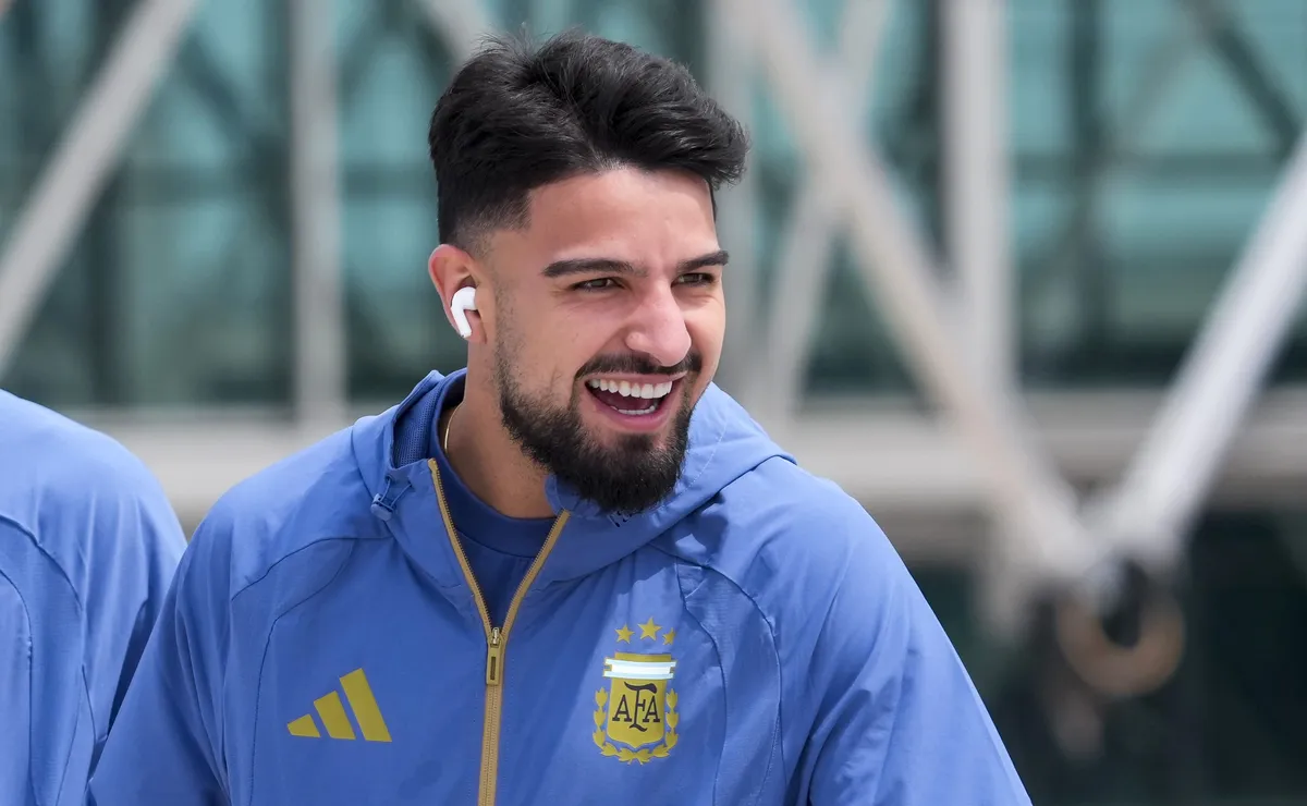 Flaco López não sai do banco em estreia da Argentina na Copa com hat-trick de Messi