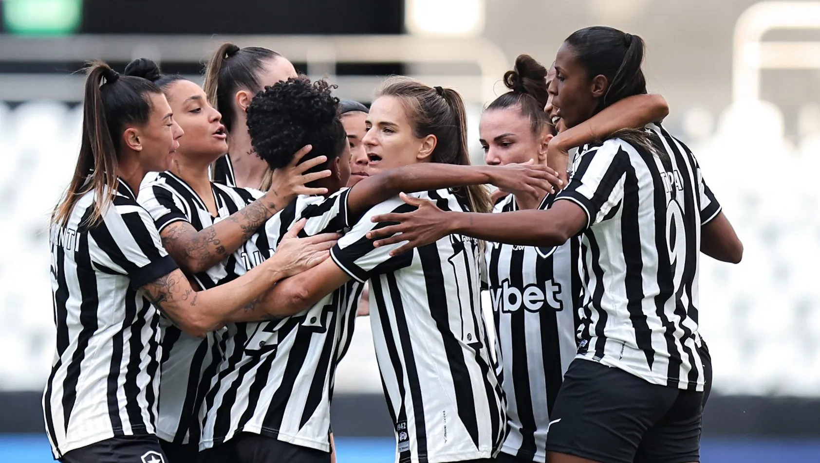 Jogadoras do Botafogo celebram gol no Brasileirão Feminino 2026