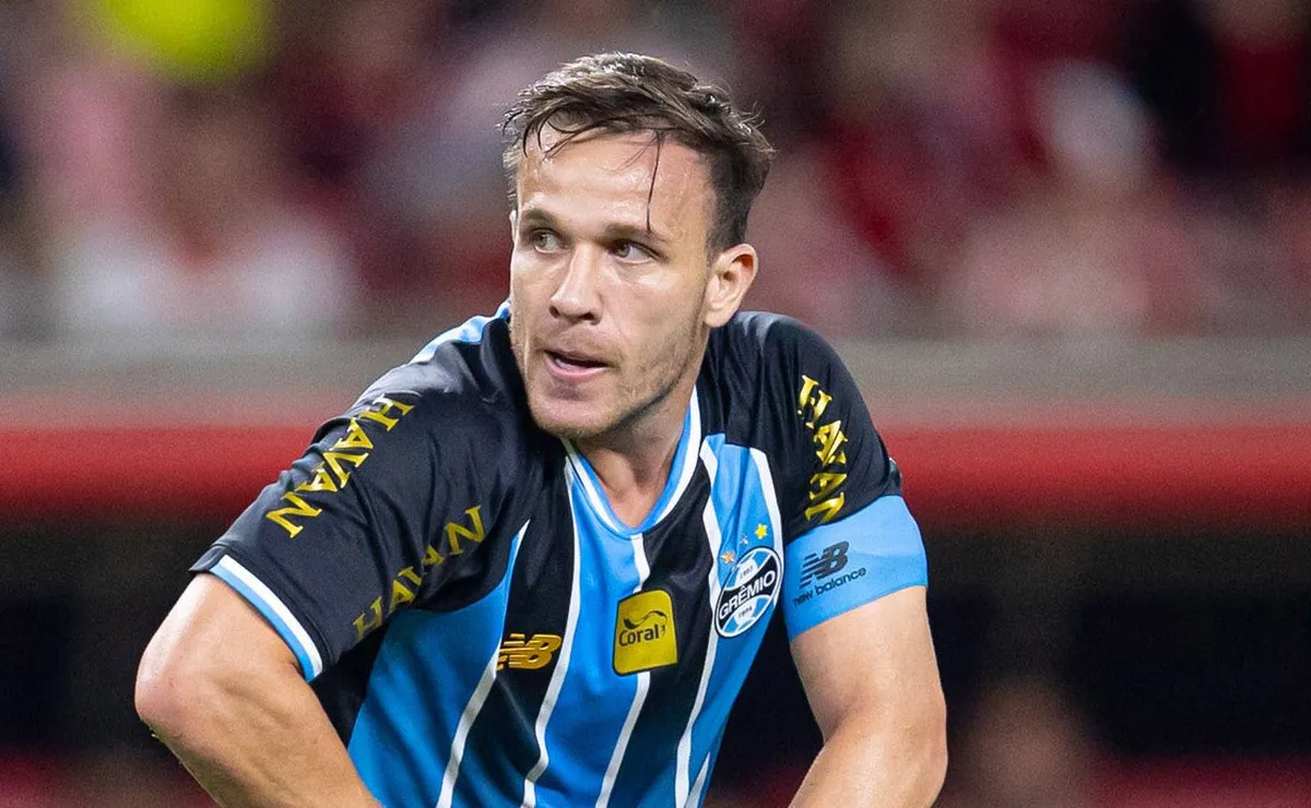 Arthur quer salário de R$ 2,5 milhões para permanecer no futebol brasileiro
