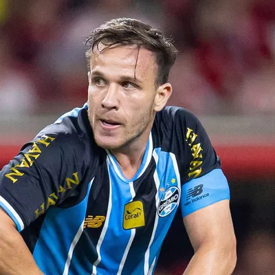 Arthur quer salário de R$ 2,5 milhões para permanecer no Brasil