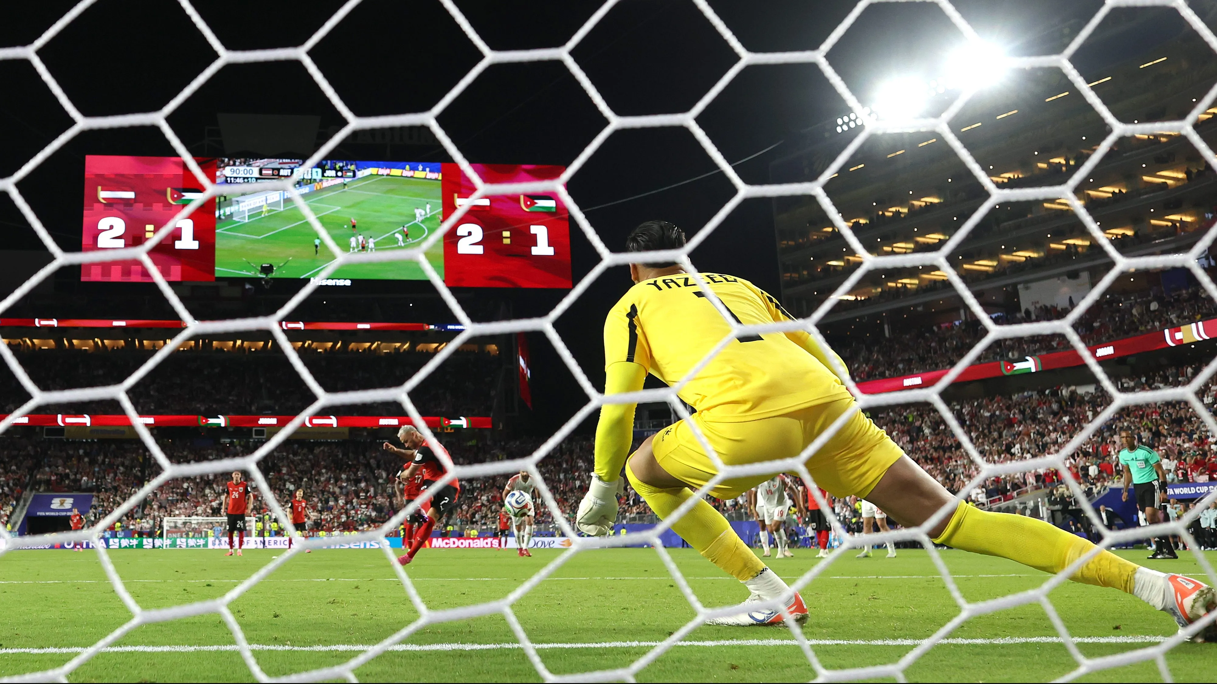 Arnautovic cobra o pênalti para sacramentar a vitória da Áustria. (Photo by Stu Forster/Getty Images)