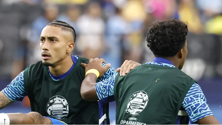 Raphinha ao lado de Endrick. Foto: Djansezian/Getty Images