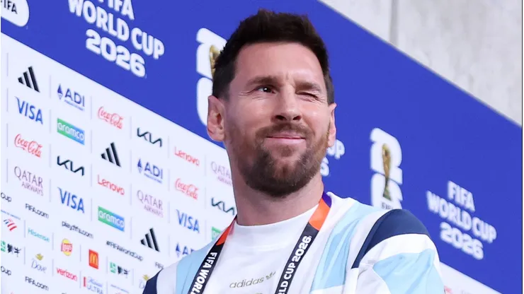 Messi não foi expulso e marcou 3 gols.