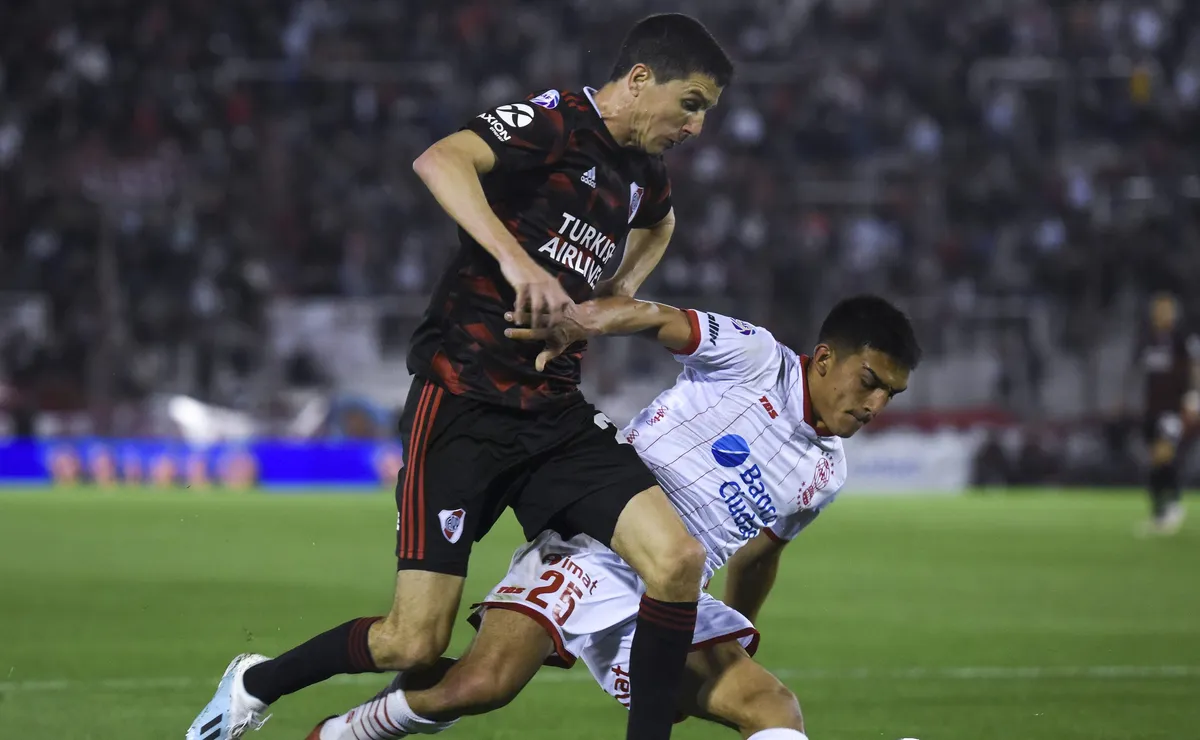 Santos avança por lateral-esquerdo César Ibáñez, do Huracán-ARG; permanência de Escobar é ameaçada