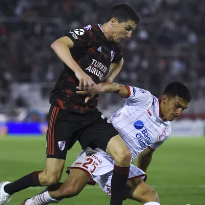 Santos avança por lateral-esquerdo César Ibáñez, do Huracán-ARG