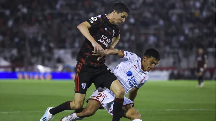 César Ibáñez, do Huracán (à direita), está no radar do Santos para o mercado da bola