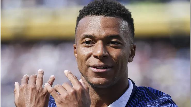 Mbappé fez 2 gols na estreia da França.