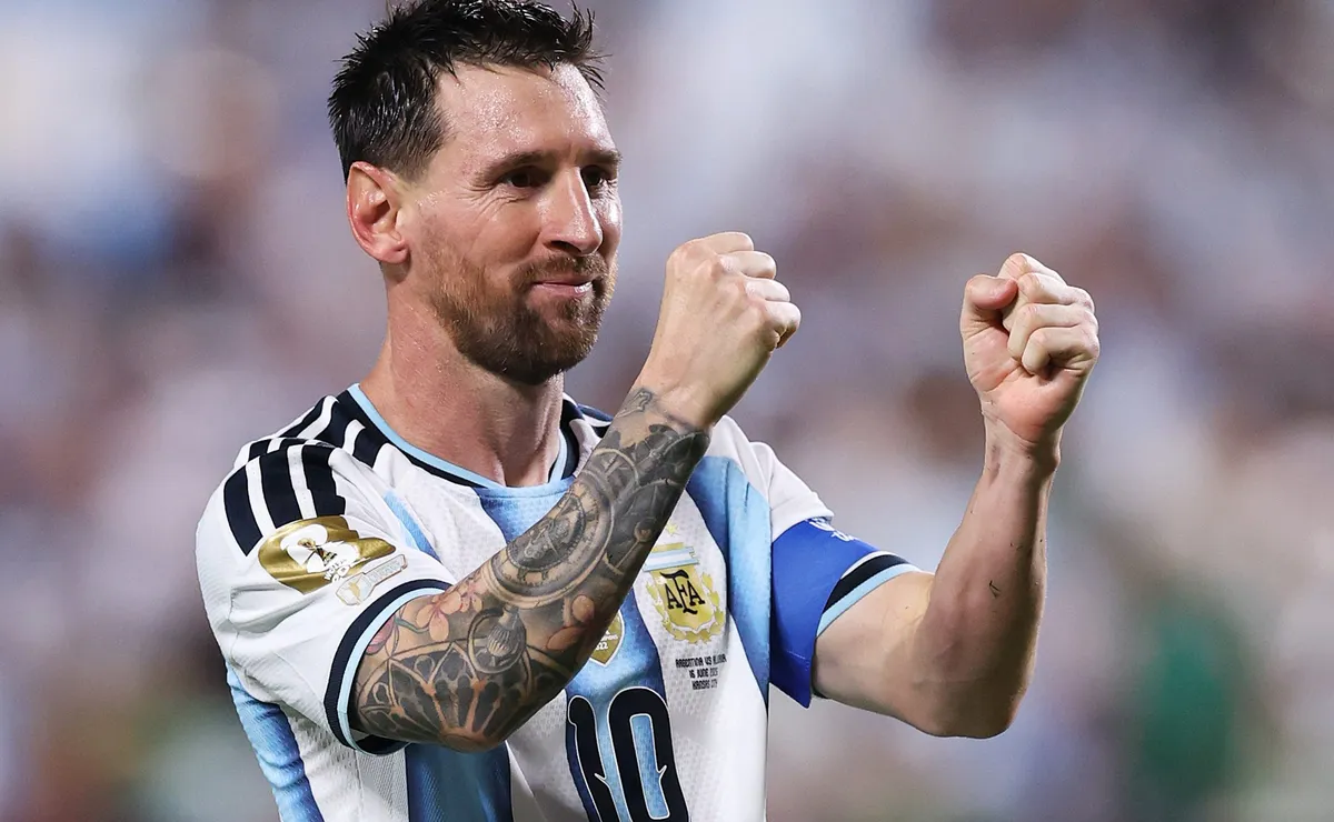 Técnico da Argélia critica arbitragem e afirma que Messi deveria ter sido expulso