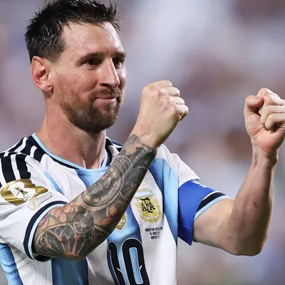 Messi deveria ter sido expulso, afirma técnico da Argélia