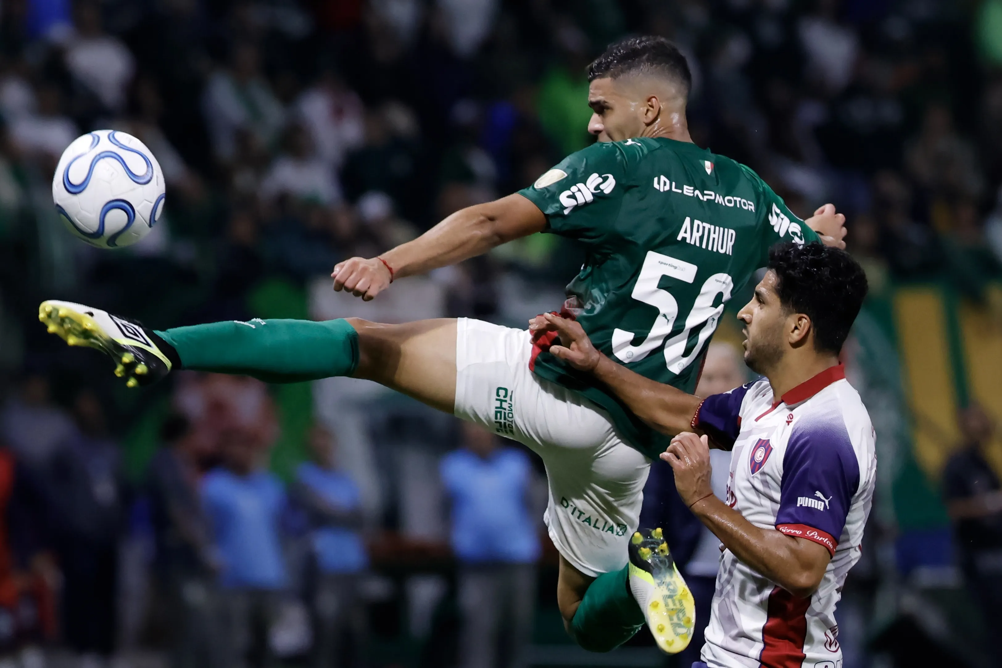 Lateral de 20 anos se tornou titular do Palmeiras no primeiro semestre e agradou Abel Ferreira – Foto: Marcello Zambrana/AGIF