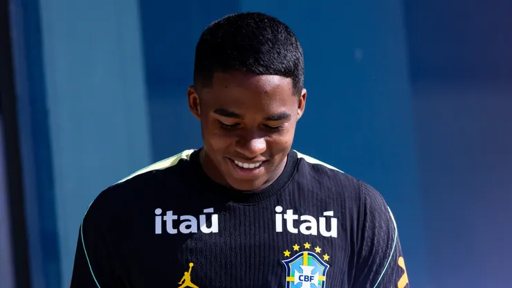 Endrick 'ameaça' Raphinha na ponta direita, já que atuou assim na temporada pelo Lyon