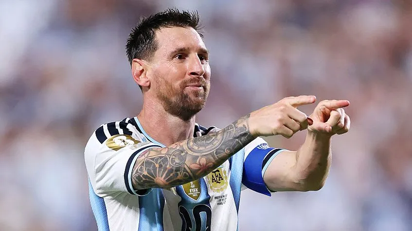 Messi comemora um de seus gols contra a Argélia – (Photo by Michael Steele/Getty Images)