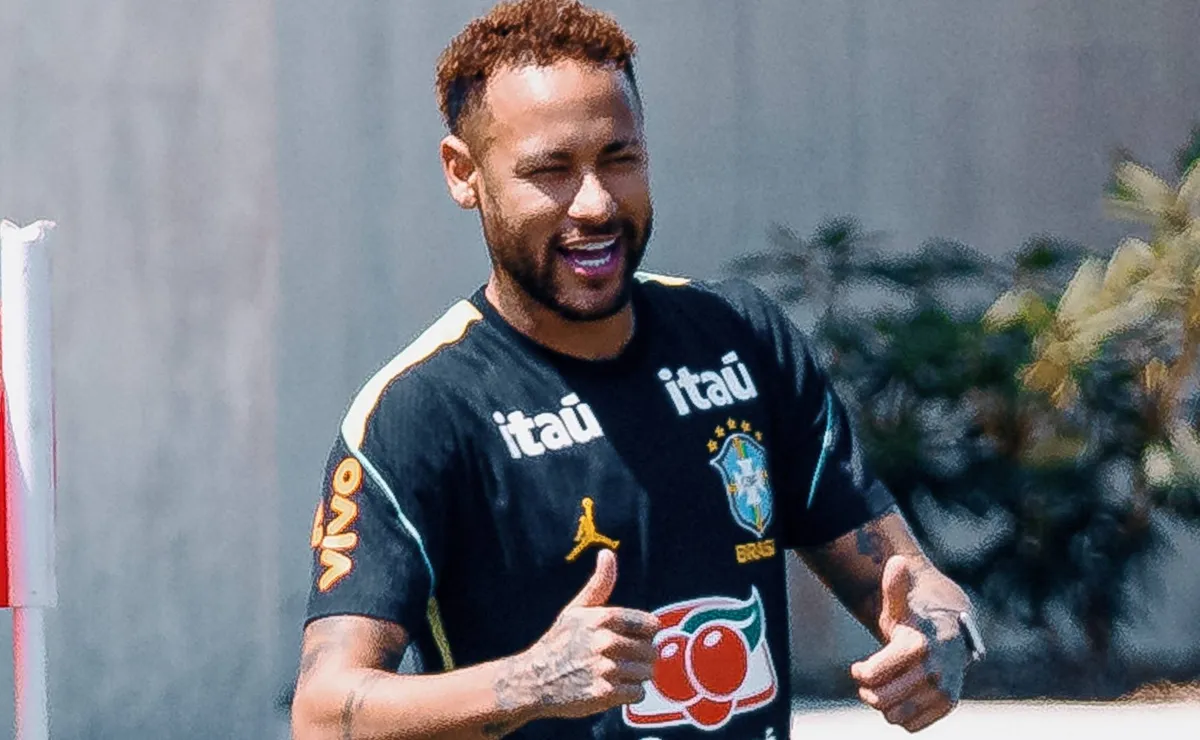 Neymar aparece bem-humorado em treino da Seleção e brinca com jornalistas: “Saudades?”