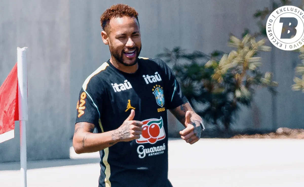 Neymar aparece bem-humorado em treino da Seleção e brinca com jornalistas: “Saudades?”