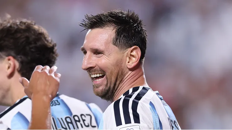 Messi anotou um hat-trick logo na estreia