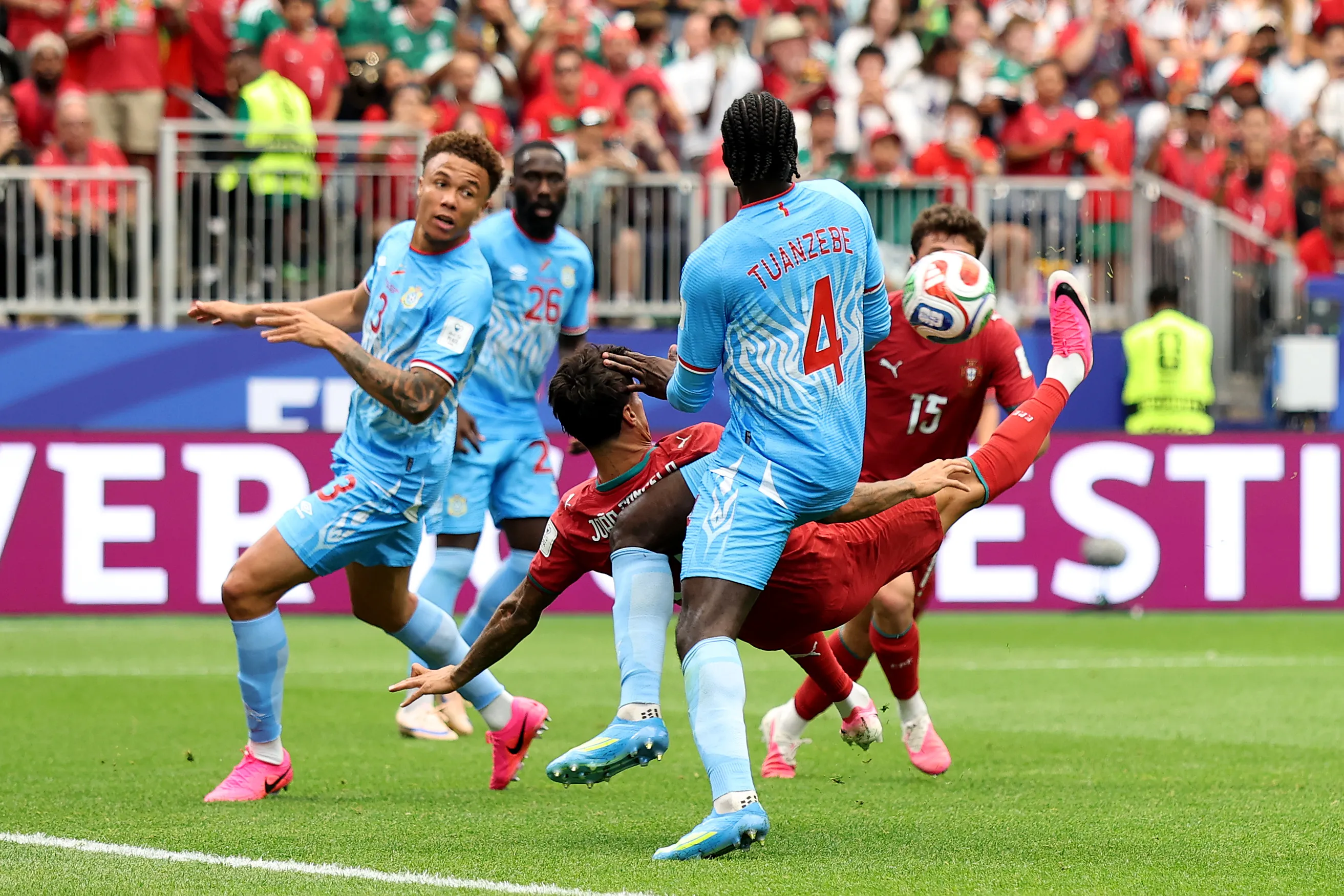 Equipes fizeram a estreia na Copa – Foto:  Molly Darlington/Getty Images