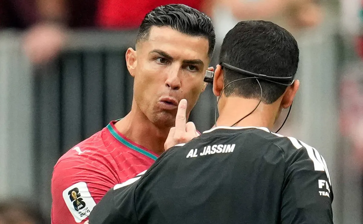 Cristiano Ronaldo é flagrado discutindo com árbitro em Portugal x RD Congo