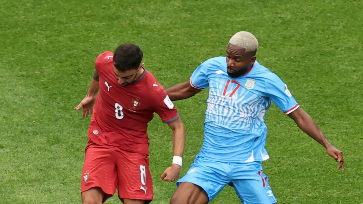 Foto: Lars Baron/Getty Images – Cédric Bakambu em disputa de bola com Bruno Fernandes.