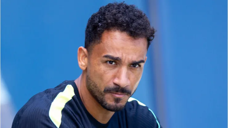 Danilo jogador do Selecao Brasileira durante chegada do time para treino no Centro de Treinamento CT Columbia Park. Foto: Rodolfo Buhrer/AGIF
