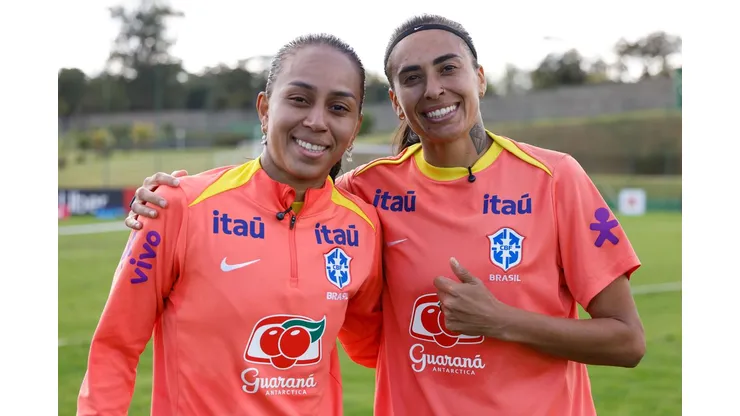 Adriana e Andressa se reencontram durante treinos em Itu. Foto: Luciana Vermell/CBF