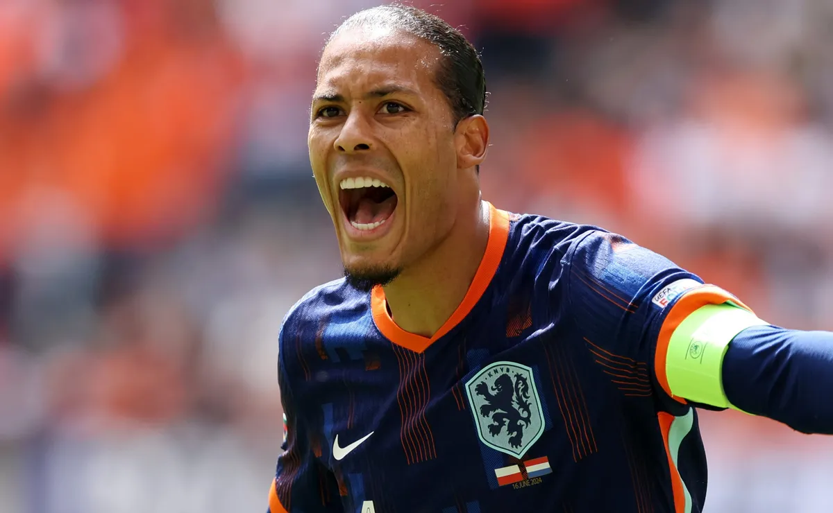 Van Dijk solta o verbo e critica pausa para hidratação na Copa: “É preciso analisar”