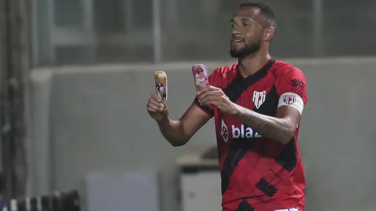 Gustavo Coutinho comemora seu gol na vitória sobre o América Mineiro.