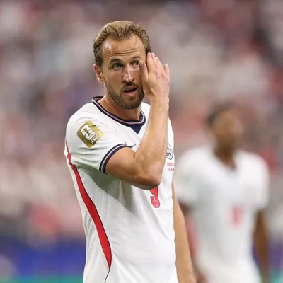 Kane perde gol inacreditável em empate da Inglaterra