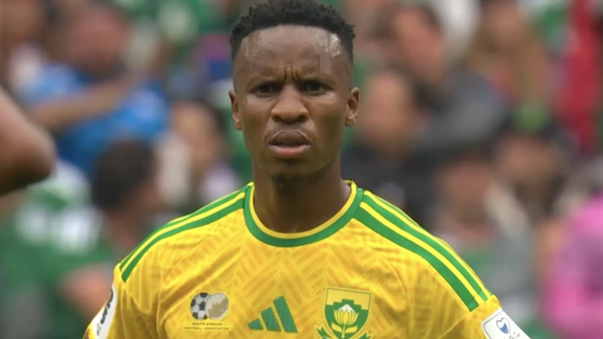 Themba Zwane foi expulso em México x África do Sul – Foto: Reprodução/Cazé TV