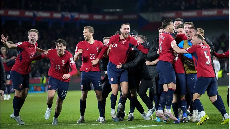 Jogadores da Tchequia celebram a classificação para a Copa do Mundo 2026. Gabriel Kuchta/Getty Images