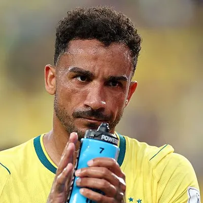 Danilo agrada comissão técnica e ganha força como titular do Brasil na Copa do Mundo