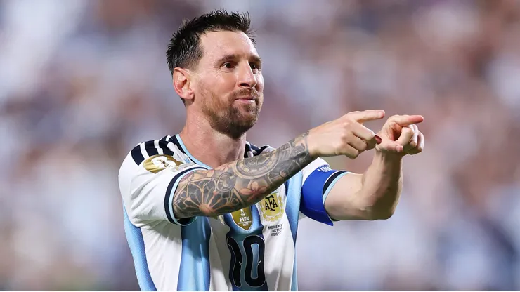 Messi em campo durante Argentina x Argélia. (Photo by Michael Steele/Getty Images)