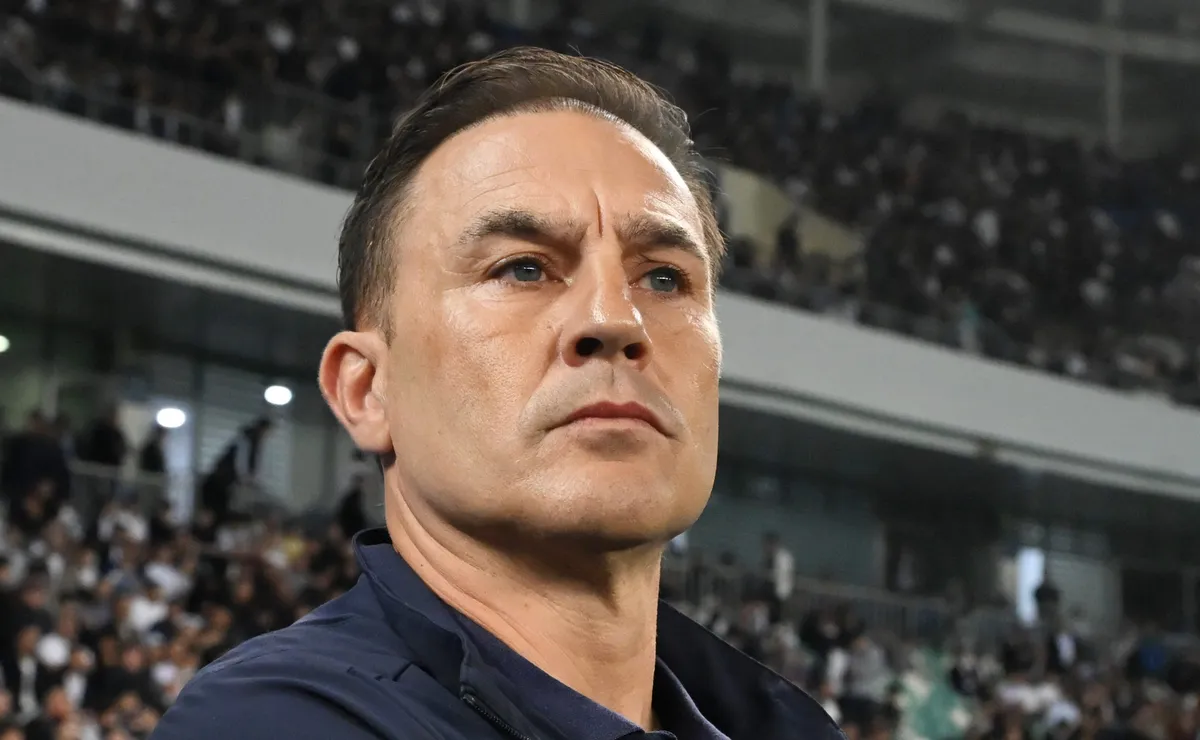 Fábio Canavarro retorna à Copa do Mundo pelo Uzbequistão e define escalação inédita na estreia histórica