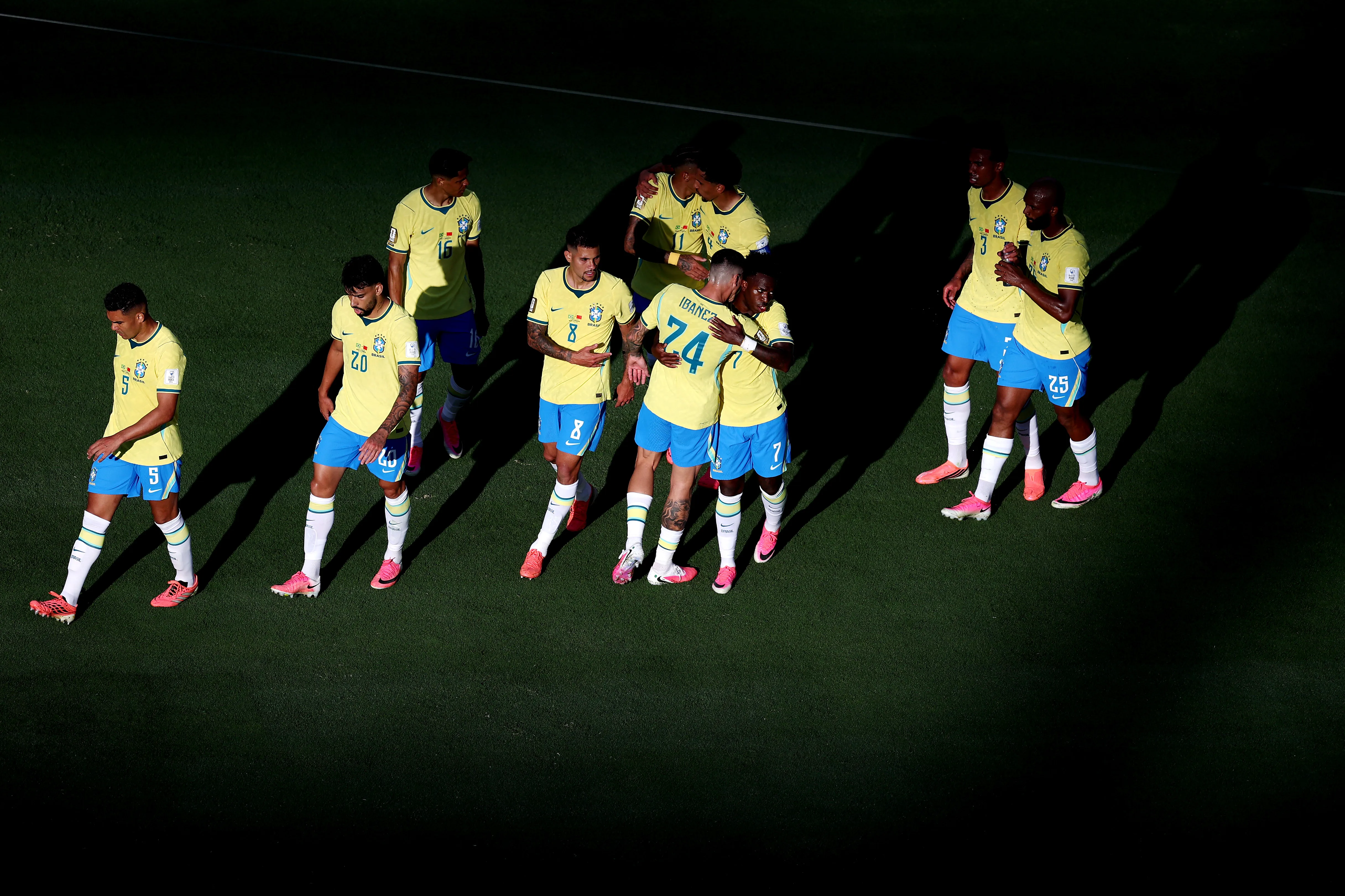 Vinicius Junior comemora com seus companheiros após marcar o primeiro gol em Brasil x Marrocos. (Photo by Al Bello/Getty Images)
