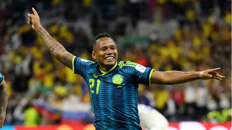 Campaz comemorando gol na Cidade do México