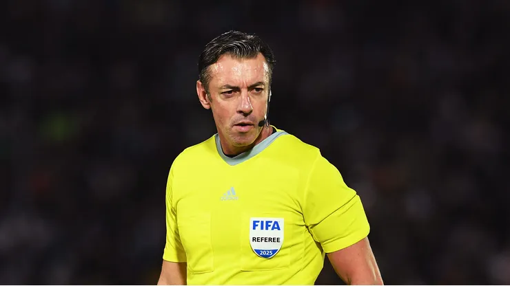 Claus apitando partida das Eliminatórias Sul-Americanas