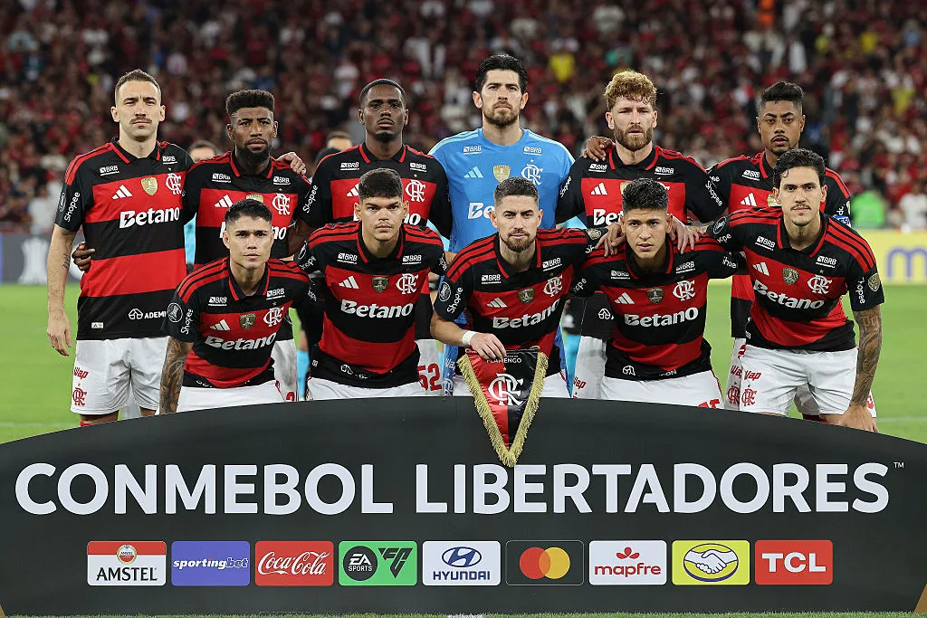  Elenco do Flamengo antes de partida pela Libertadores. Foto: Wagner Meier/Getty Images